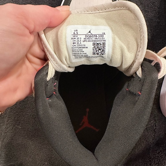 2021 Women’s Air Jordan 1 Mid SE
“Newsprint” size 6.5 - Picture 5 of 5